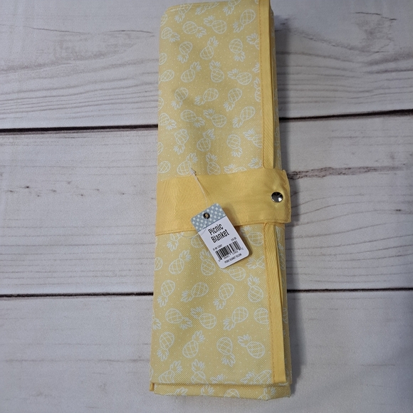 Yellow Pineapple Print Foldable Mat Blanket - Picture 1 of 2